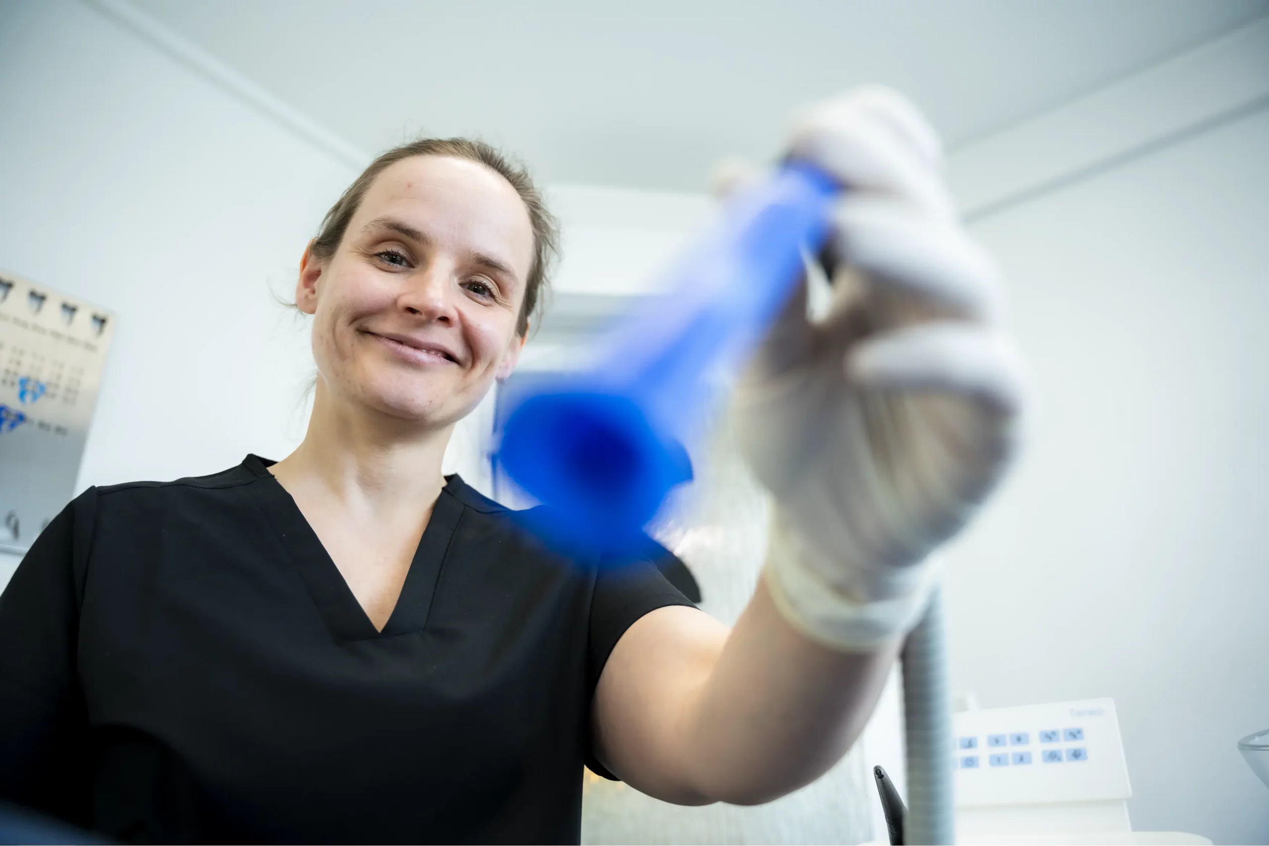 Mitarbeiterin der Zahnarztpraxis Zahnfreunde Euskirchen bei einer zahnmedizinischen Behandlung.